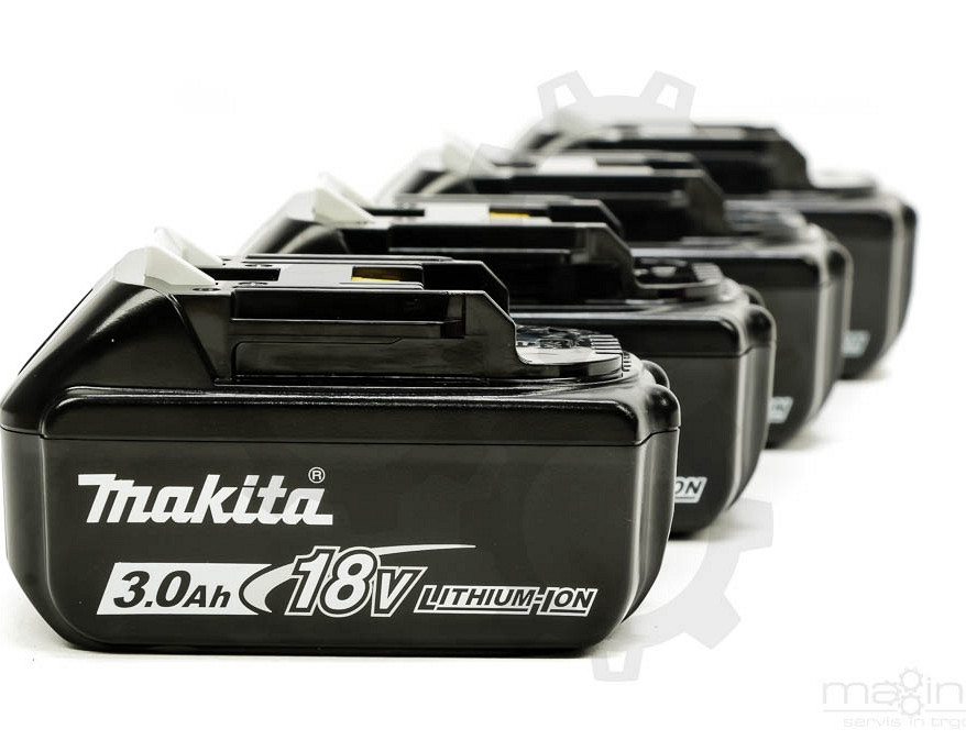 Set akumulatorjev MAKITA (4 x 18V/3,0Ah + DC18RD)