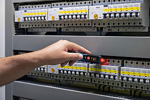 Brezkontaktni preizkuševalnik napetosti BOSCH GVD 1000-17